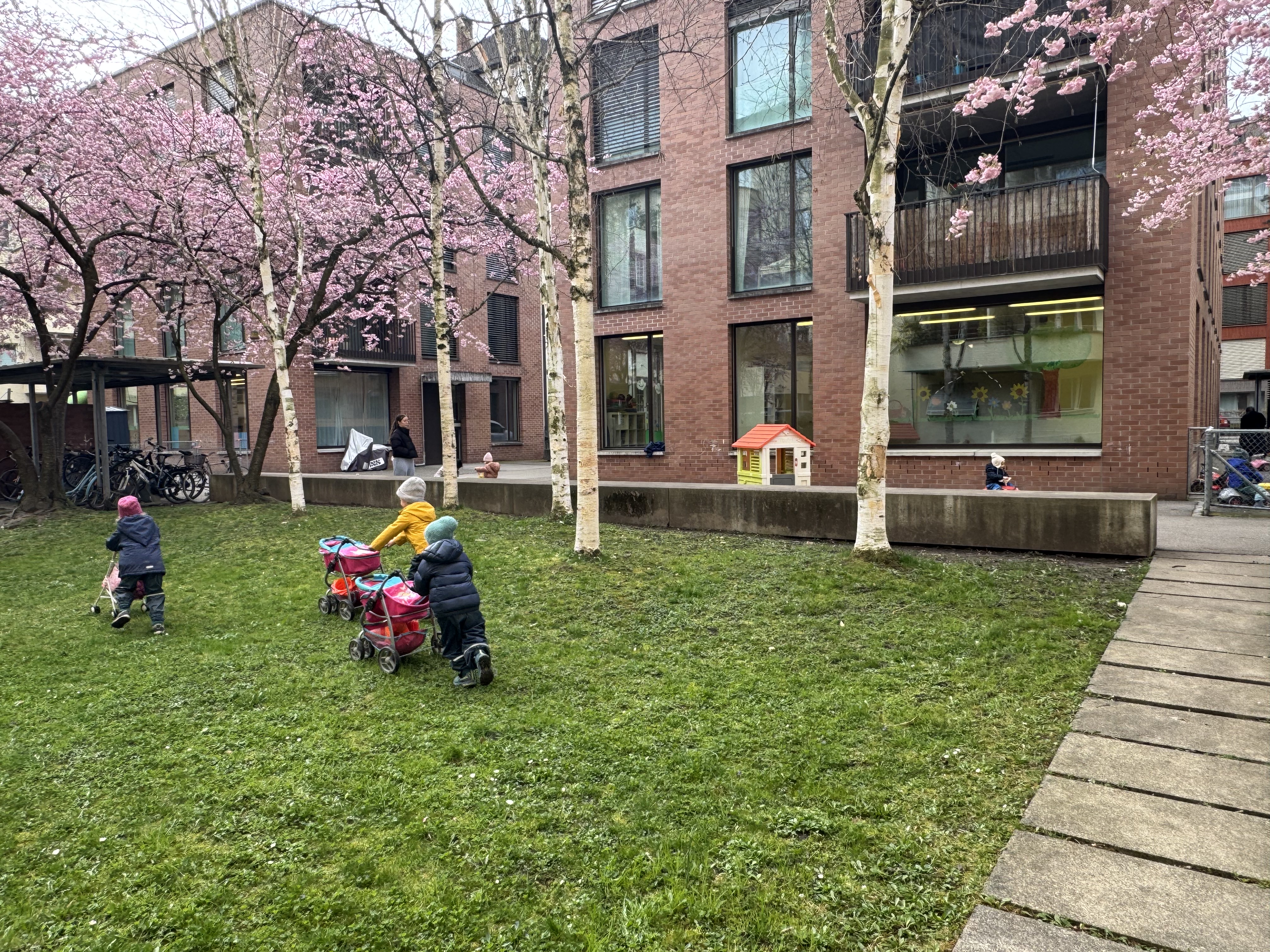 Kinder spielen draussen bei der RasselChischte