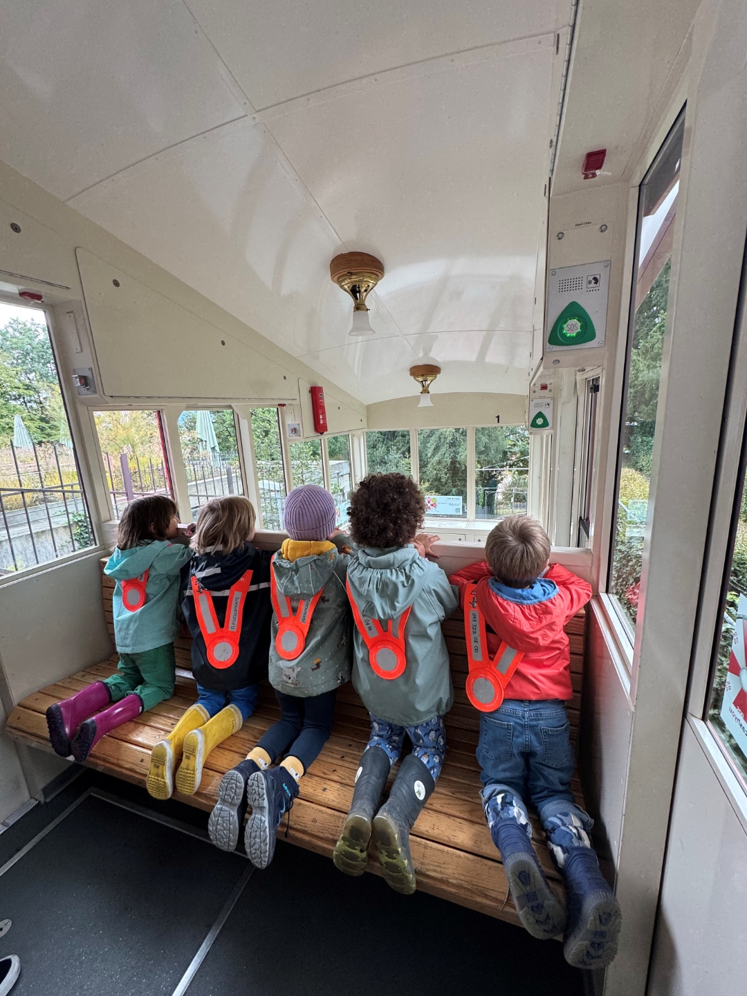 Kinder spielen in der Kita