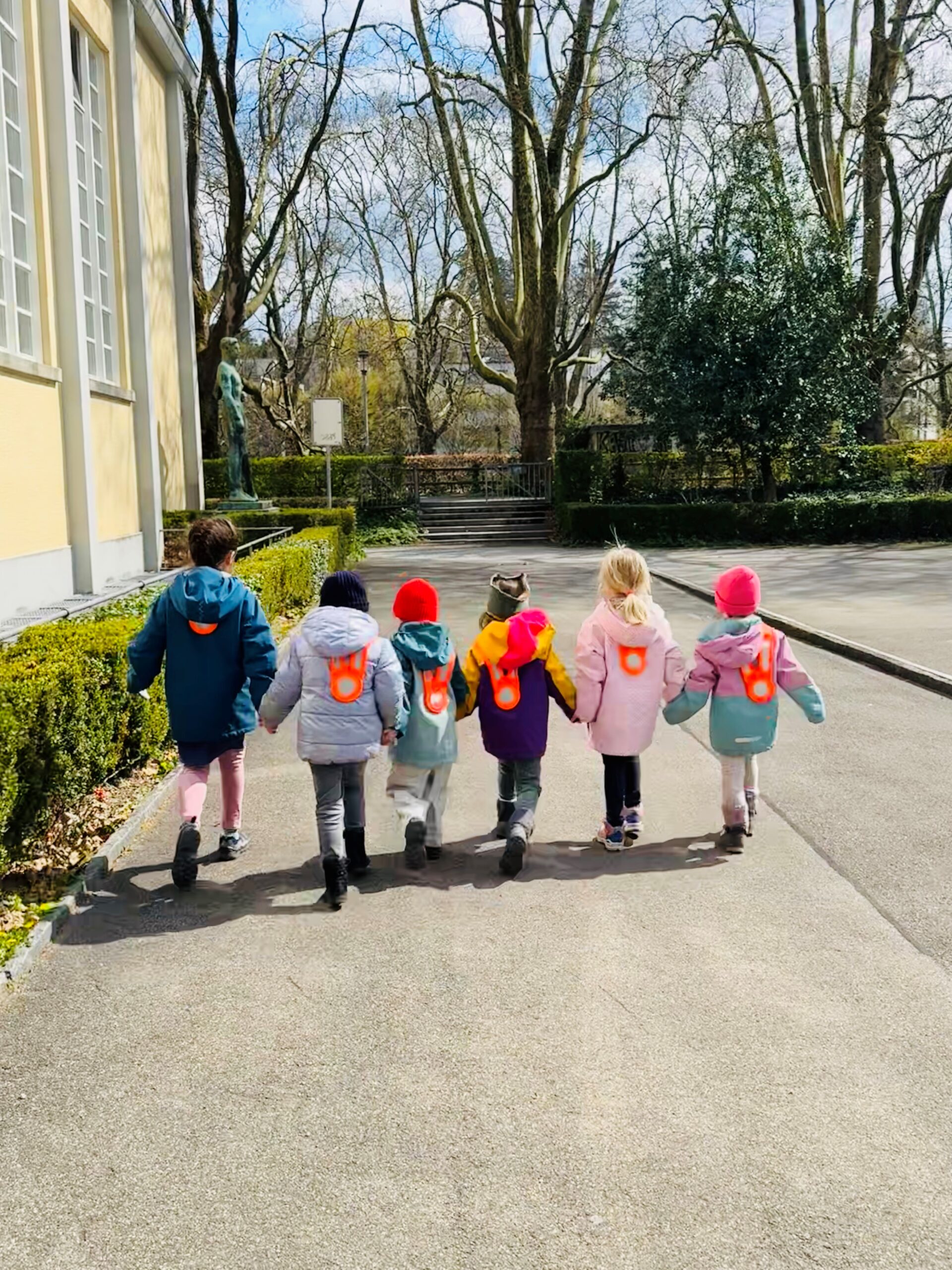 Kinder giessen Pflanzen im Hochbeet